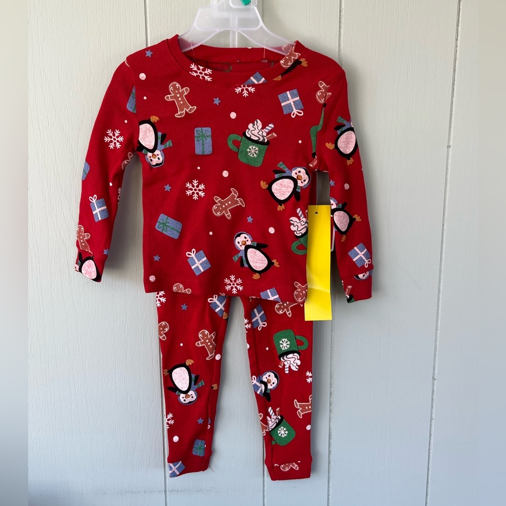 NWT 2T Kinnly Christmas Print Pajama Set
